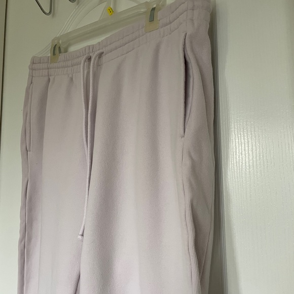 LIKE NEW Aritzia (TNA Cozy) Fleece Sweatpants in Grey Lilac - Picture 1 of 3